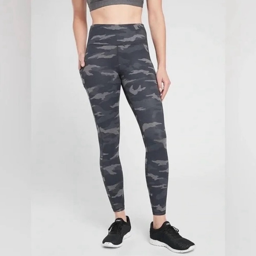 Grey / black Athleta ultimate stash leggings size MT